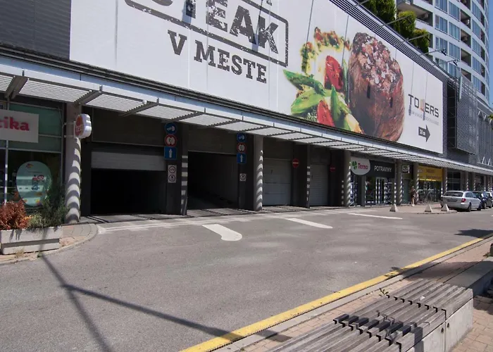 Juls Next To Football And Hockey Stadium * Μπρατισλάβα