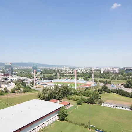 Juls Next To Football And Hockey Stadium 아파트
